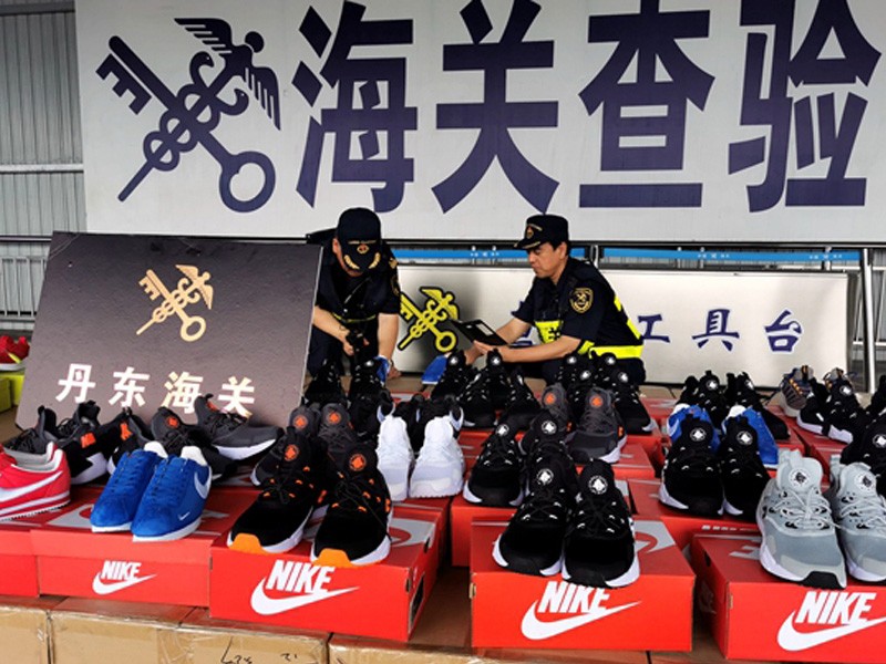 大连海关查获出口侵权名牌运动鞋2173双