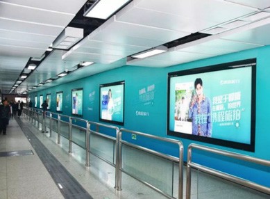 又见捷报，自由美中标深圳地铁多条线路广告灯箱