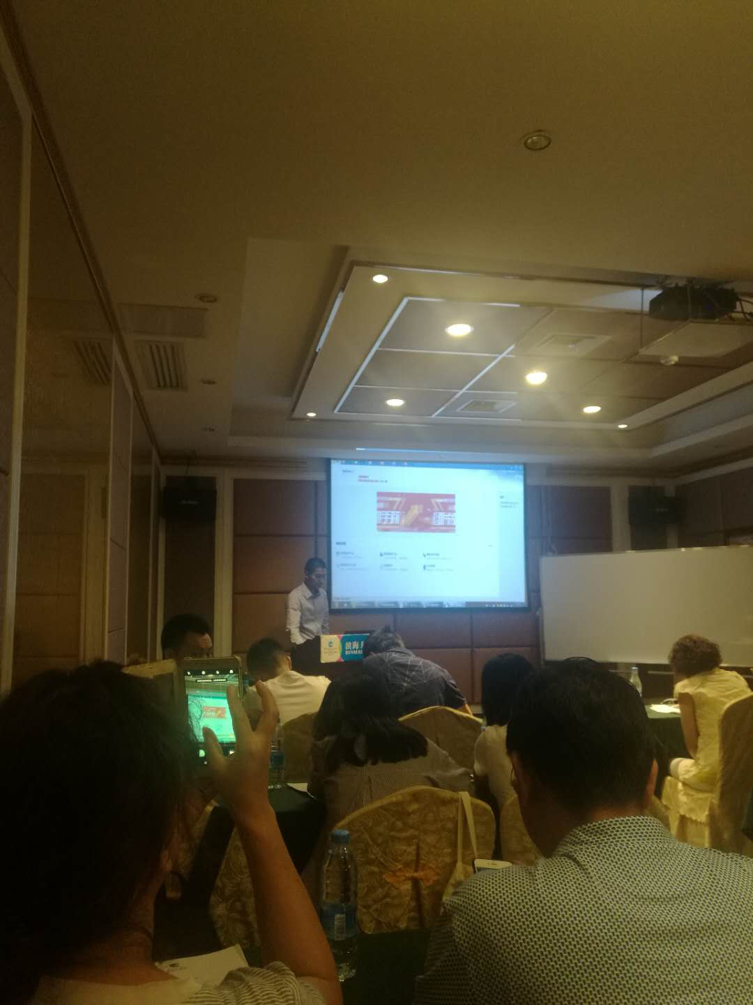 2017年5月10日我司群体员工参加互联网营销学习班，进一步提升互联网知识与应用，随公司走向一个新的高度！
