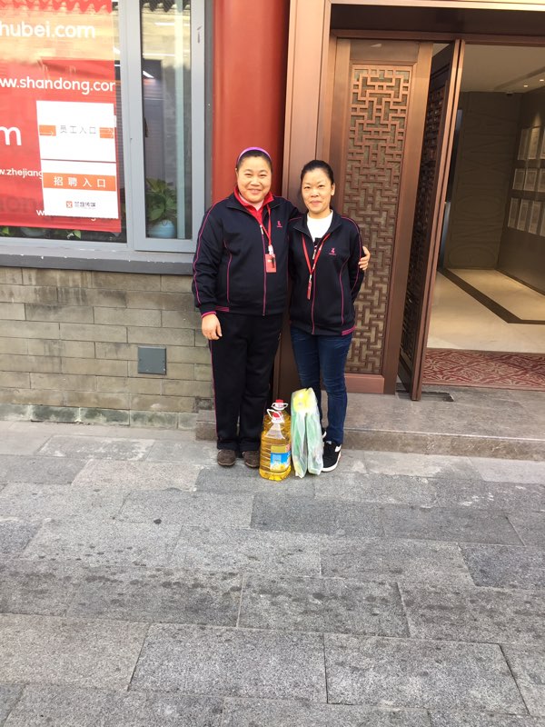 春节将至,中商会集团为员工发放福利! 春节将至,中商会集团为员工发放福利!