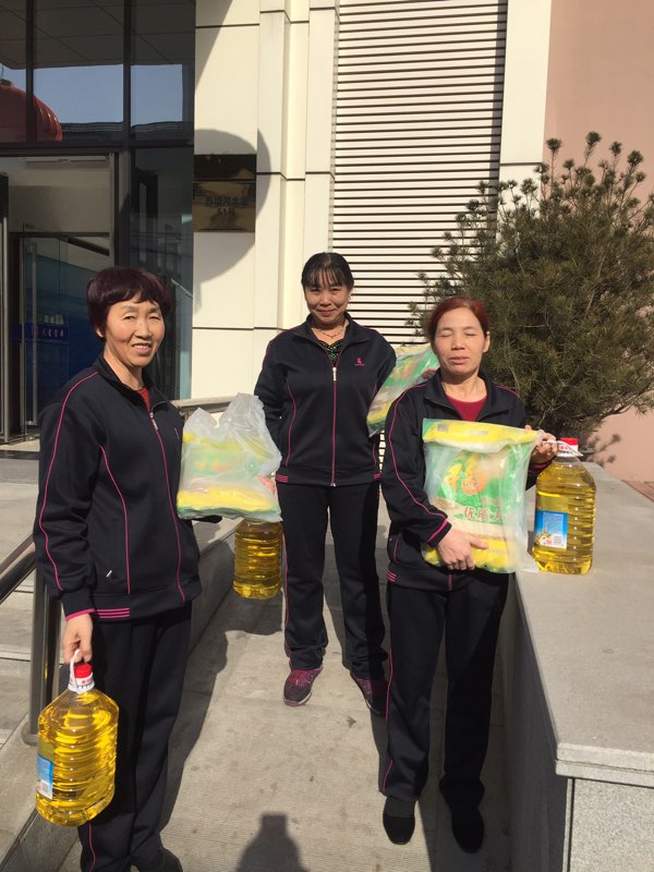 春节将至,中商会集团为员工发放福利! 春节将至,中商会集团为员工发放福利!