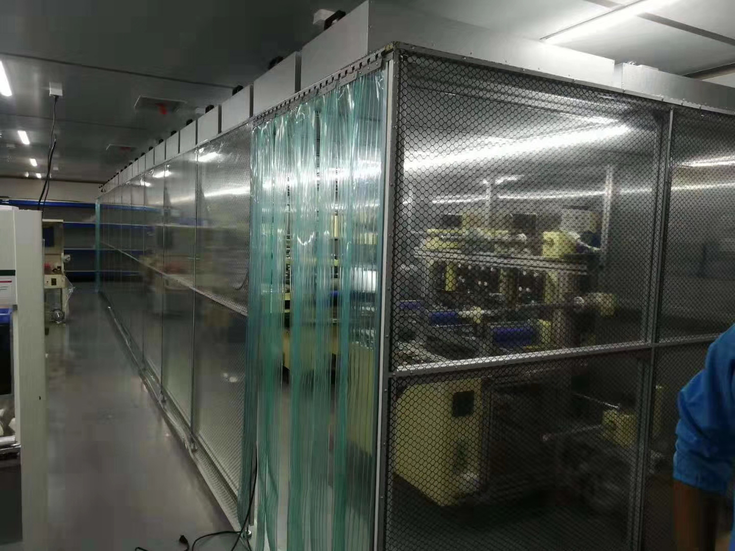 深圳客戶工廠安裝百級(jí)潔凈棚