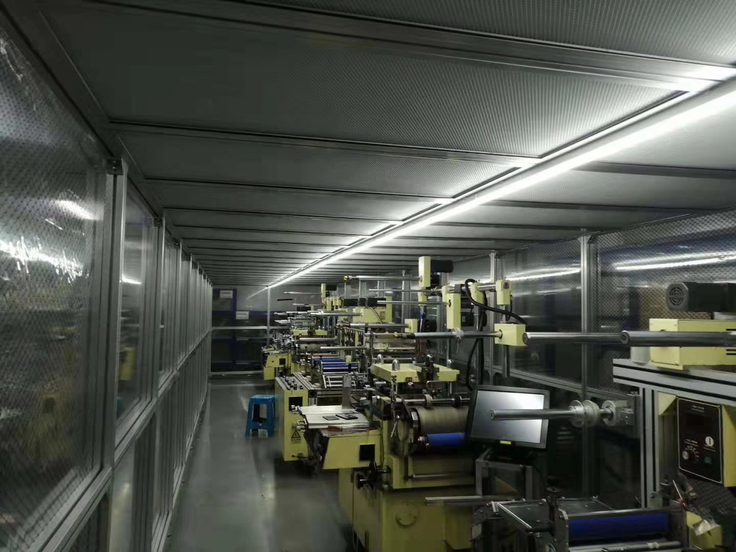 深圳客戶工廠安裝百級(jí)潔凈棚