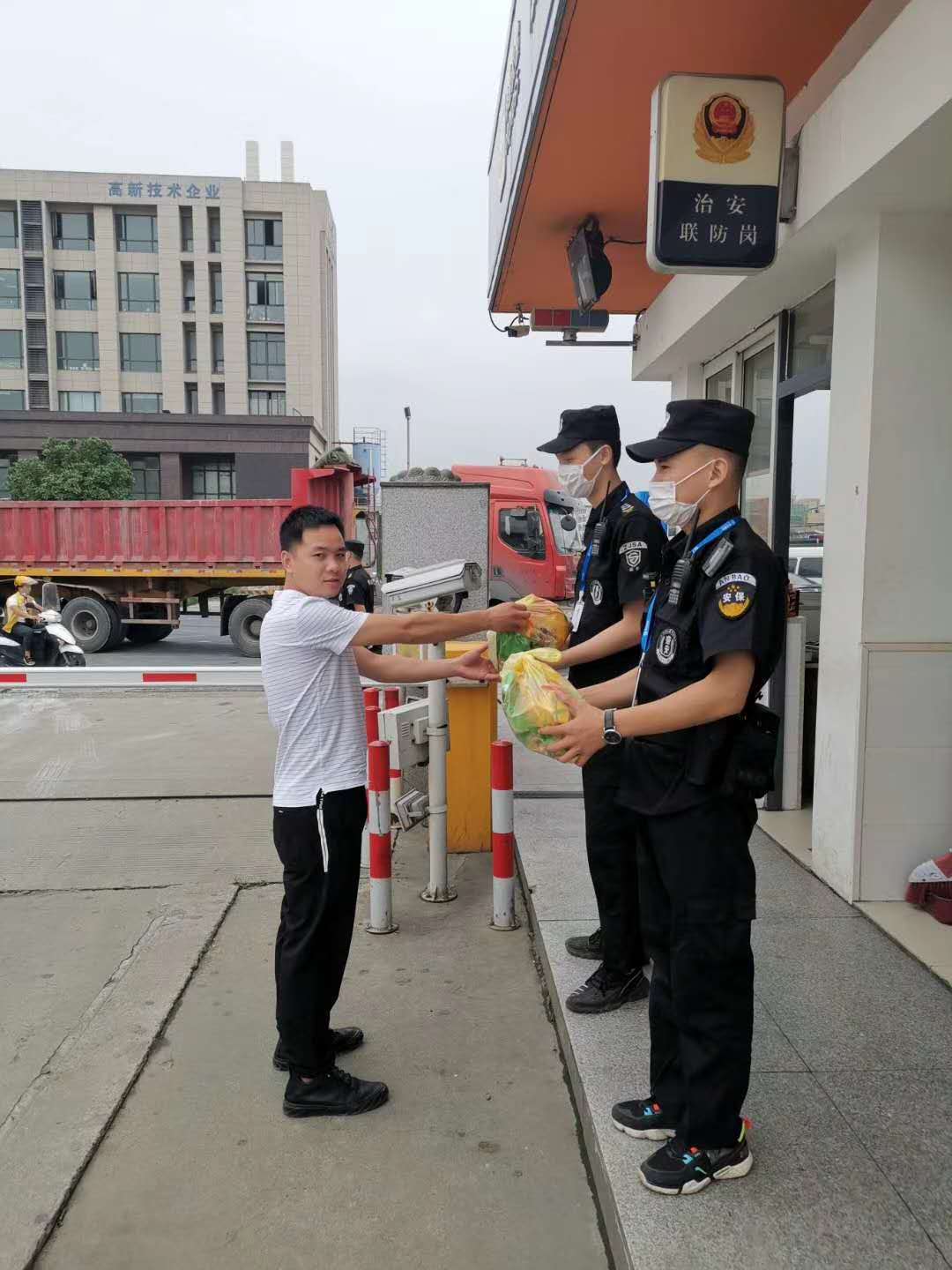 情系一线员工  端午赠礼显心意