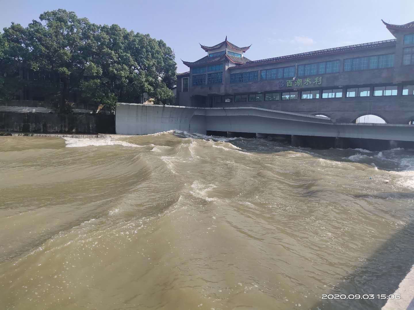 潮水无情人有情，浙江盛安景区巡逻队急救被困钱江大潮男子