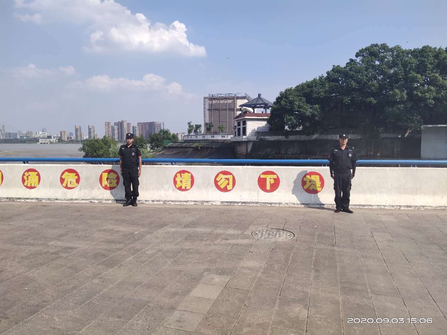 潮水无情人有情，浙江盛安景区巡逻队急救被困钱江大潮男子