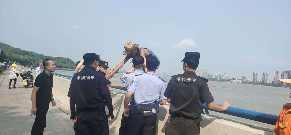 潮水无情人有情，浙江盛安景区巡逻队急救被困钱江大潮男子