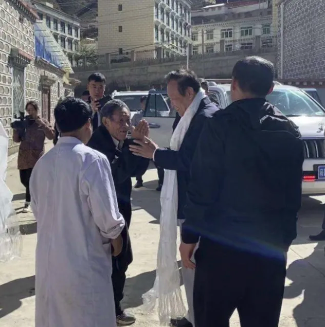 调研花絮|中国留学人才发展基金会理事长曹卫洲一行探望老党员父女曲培顿珠和阿白玛