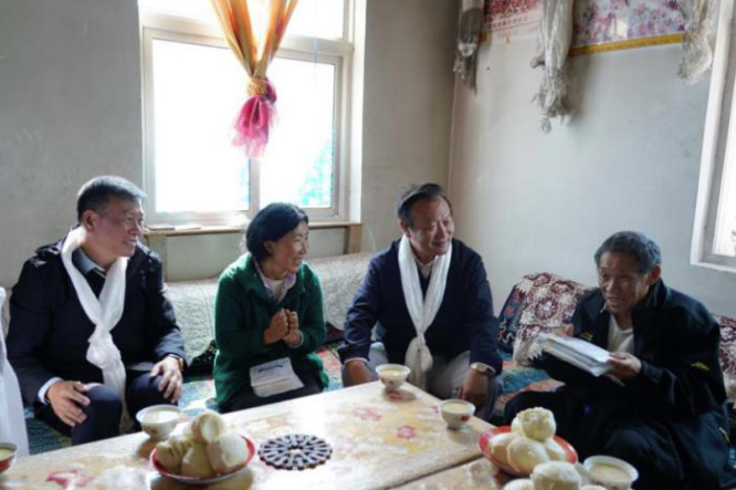 调研花絮|中国留学人才发展基金会理事长曹卫洲一行探望老党员父女曲培顿珠和阿白玛