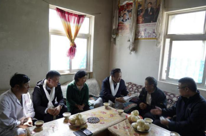 调研花絮|中国留学人才发展基金会理事长曹卫洲一行探望老党员父女曲培顿珠和阿白玛