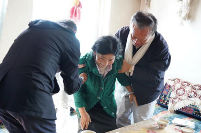 调研花絮|中国留学人才发展基金会理事长曹卫洲一行探望老党员父女曲培顿珠和阿白玛