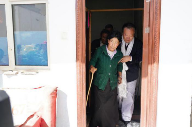 调研花絮|中国留学人才发展基金会理事长曹卫洲一行探望老党员父女曲培顿珠和阿白玛