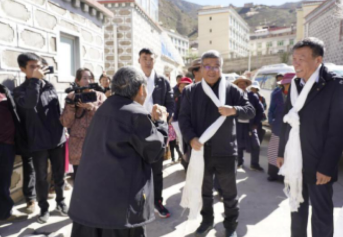调研花絮|中国留学人才发展基金会理事长曹卫洲一行探望老党员父女曲培顿珠和阿白玛