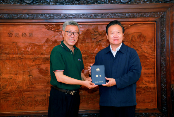 曹卫洲理事长出席《寻根长城》课题捐赠暨长城文化研究专家聘任仪式