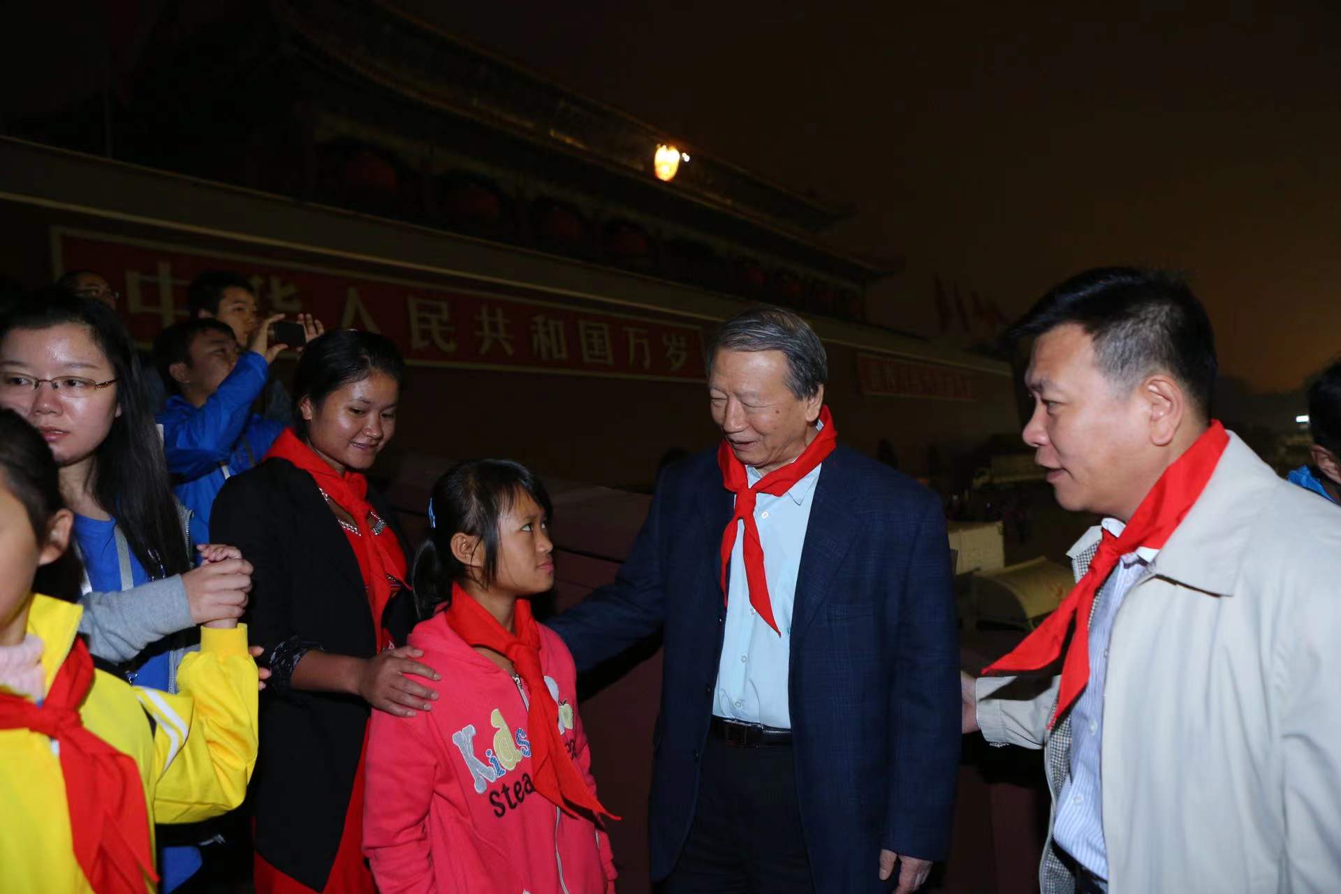 云南先心病康复患儿在天安门参加“十一”升旗仪式 ——中国留学人才发展基金会马文普理事长冒雨在观礼台与小朋友共祝祖国64岁生日
