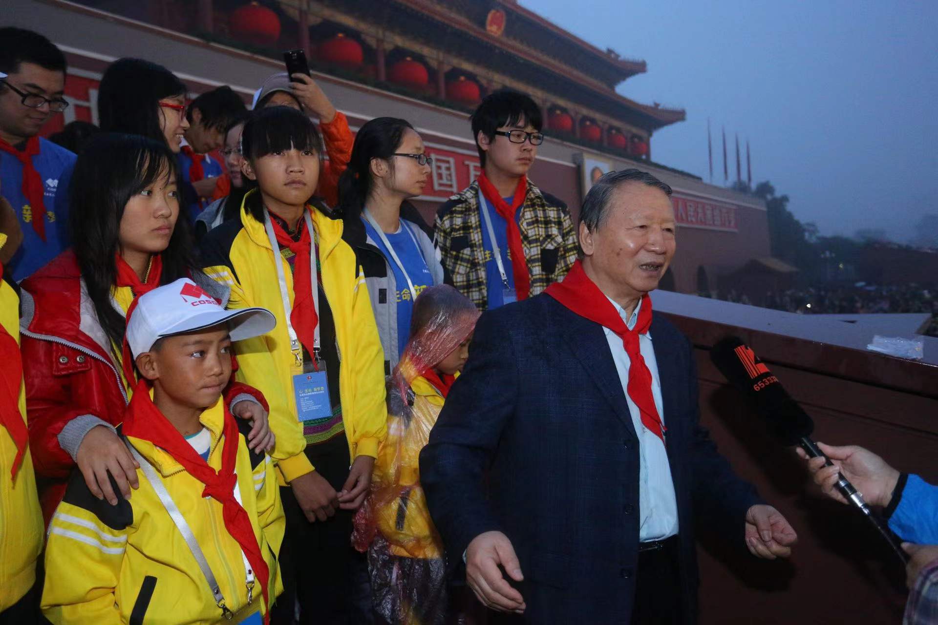 云南先心病康复患儿在天安门参加“十一”升旗仪式 ——中国留学人才发展基金会马文普理事长冒雨在观礼台与小朋友共祝祖国64岁生日