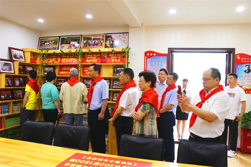 中国丝绸之路文化教育专项基金管委会到伊坪小学举行图书捐赠仪式 中国丝绸之路文化教育专项基金管委会到伊坪小学举行图书捐赠仪式