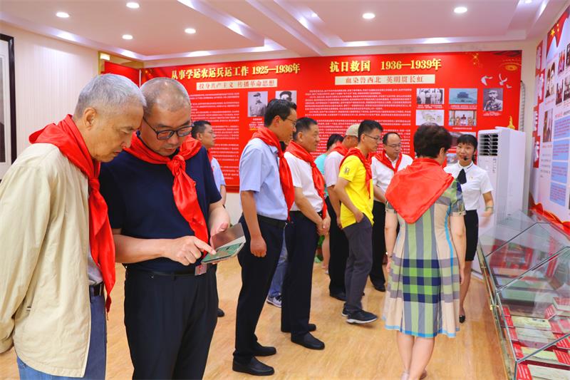 中国丝绸之路文化教育专项基金管委会到伊坪小学举行图书捐赠仪式 中国丝绸之路文化教育专项基金管委会到伊坪小学举行图书捐赠仪式