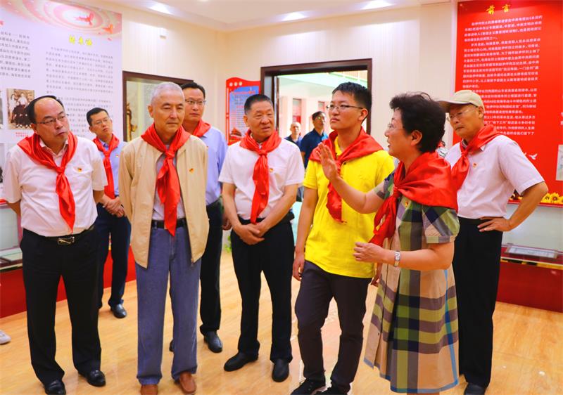 中国丝绸之路文化教育专项基金管委会到伊坪小学举行图书捐赠仪式 中国丝绸之路文化教育专项基金管委会到伊坪小学举行图书捐赠仪式