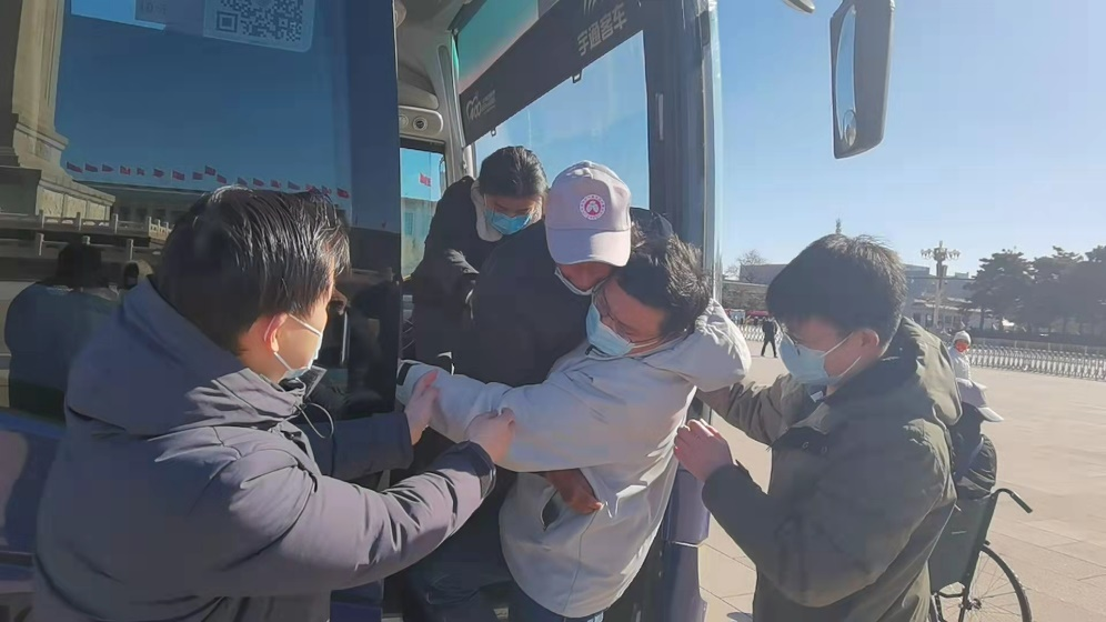 大年初三·2022年大骨节病公益项目首批患者到天安门广场参观后返乡