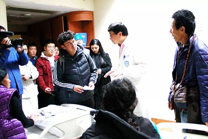 中央财政支持中国留学人才发展基金会西藏洛隆县大骨节病社会服务试点项目首批患者赴京接受手术治疗