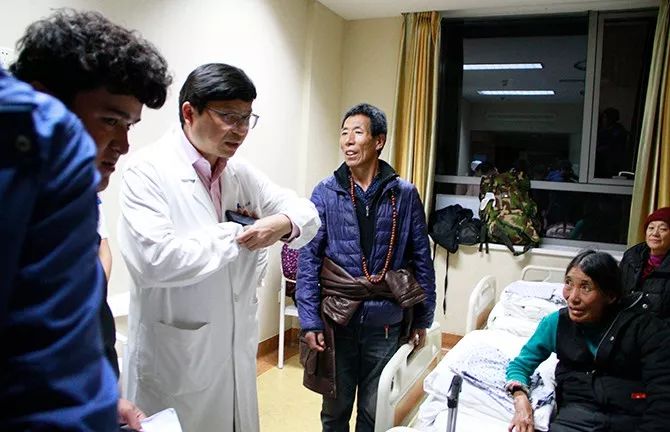 中央财政支持中国留学人才发展基金会西藏洛隆县大骨节病社会服务试点项目首批患者赴京接受手术治疗