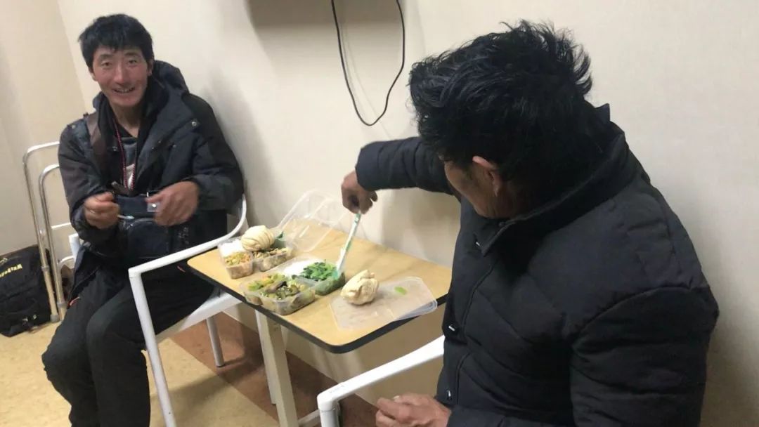 中央财政支持中国留学人才发展基金会西藏洛隆县大骨节病社会服务试点项目首批患者赴京接受手术治疗