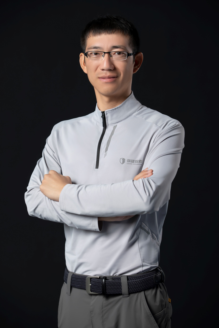 杨 成