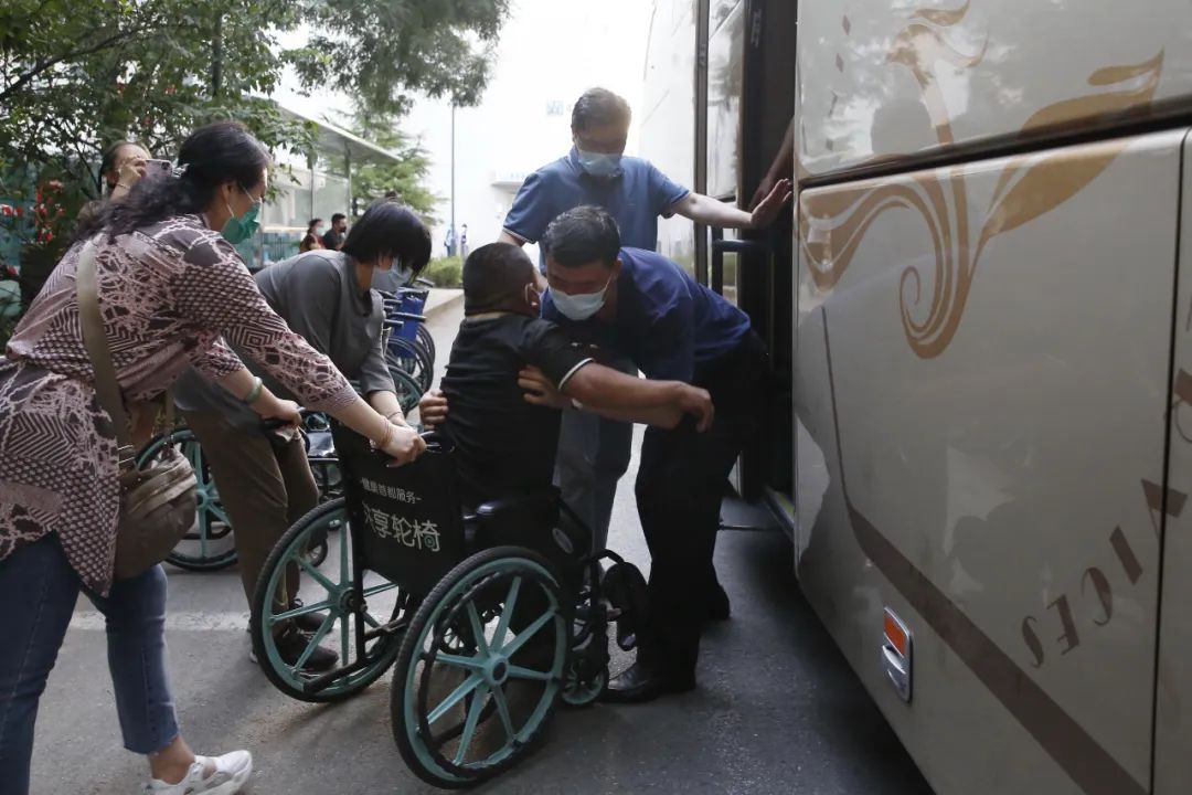 大骨节病承接社会服务试点项目首批来京患者抵达北京，顺利入院