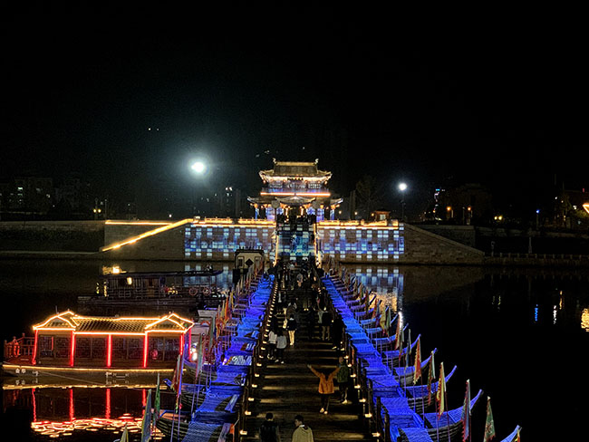 古典楼阁焕发别样魅力,赢康参与佛堂古镇夜游投影 古典楼阁焕发别样魅力,赢康参与佛堂古镇夜游投影