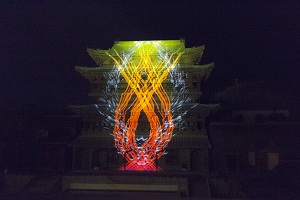 夜游小镇 赏不一样的投影灯光秀 夜游小镇 赏不一样的投影灯光秀