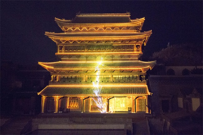 夜游小镇 赏不一样的投影灯光秀 夜游小镇 赏不一样的投影灯光秀