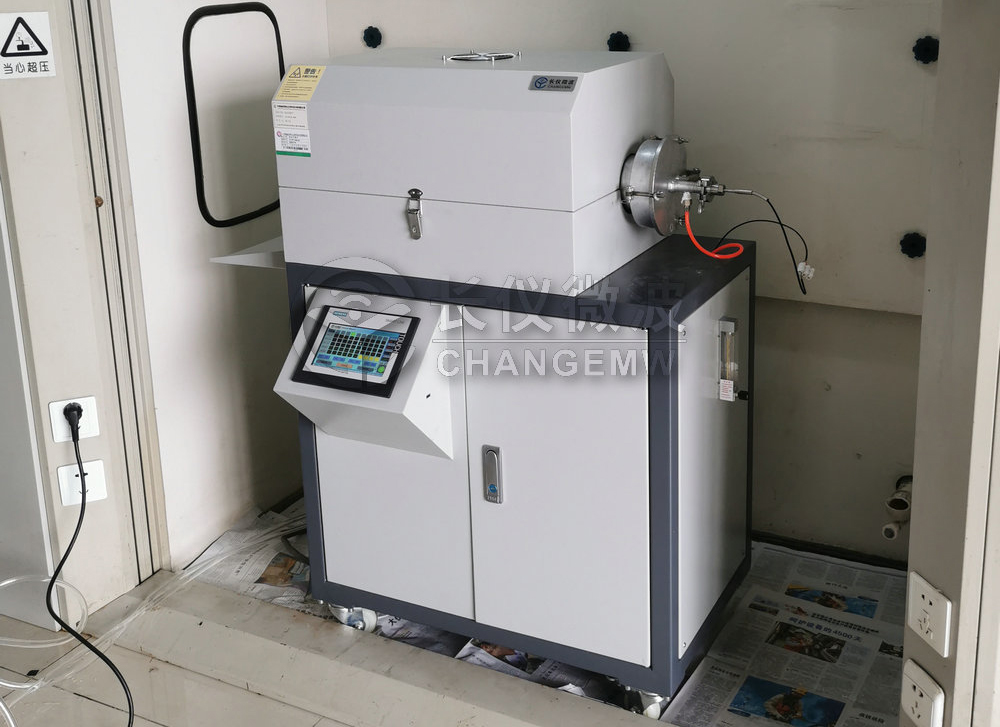 采用新型节能加热技术的微波热解炉