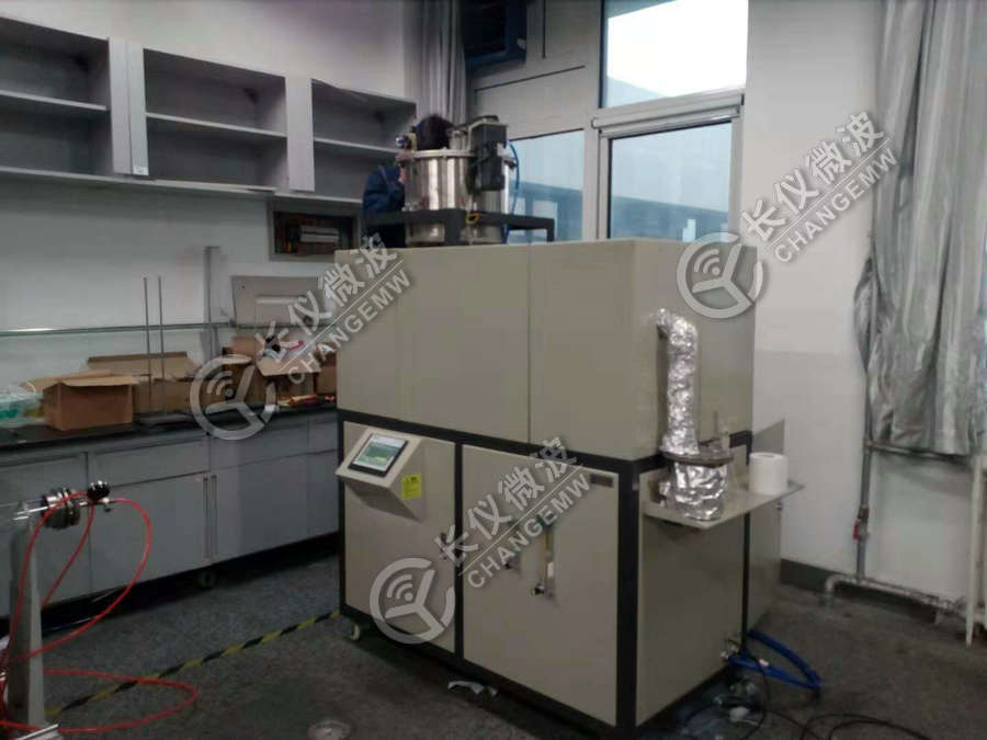 2018年10月31日我司新款连续化微波热裂解炉在石油大学投入使用