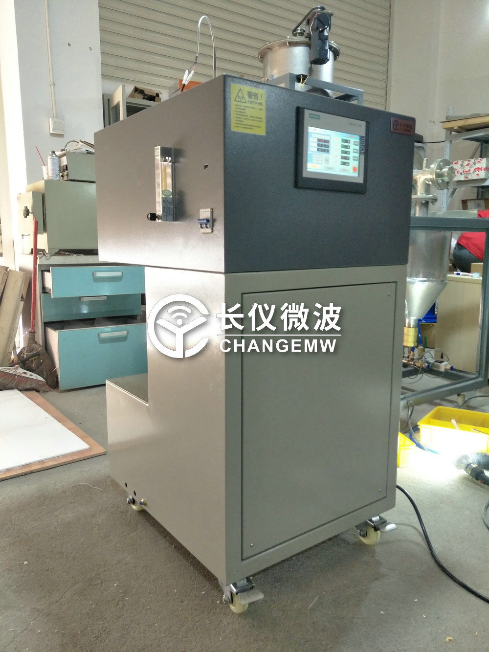 2019年4月22日我司立式微波催化反应器在台湾某工程公司实验室投入使用