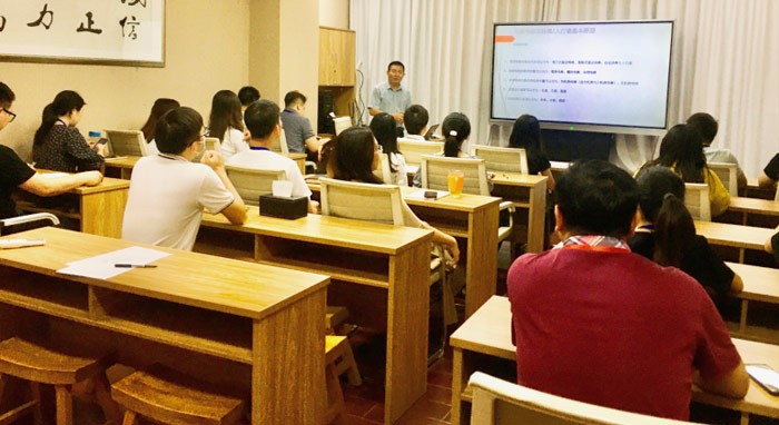 众为邀请行业专家举办电梯知识专题培训