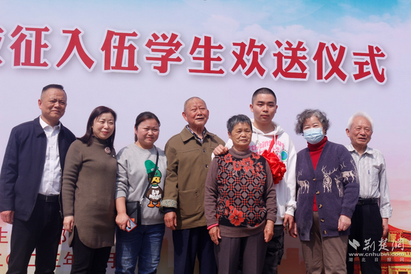 【荆楚网】武汉工程大学邮电与信息工程学院举行2023年春季应征入伍欢送仪式