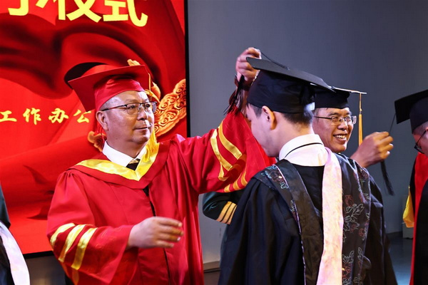 【极目新闻】大学校长送别毕业生:请把信念、本领和担当放入人生行囊 【极目新闻】大学校长送别毕业生:请把信念、本领和担当放入人生行囊