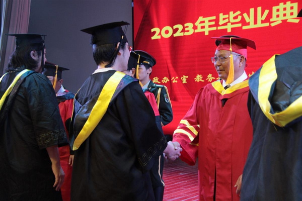 【极目新闻】大学校长送别毕业生:请把信念、本领和担当放入人生行囊 【极目新闻】大学校长送别毕业生:请把信念、本领和担当放入人生行囊