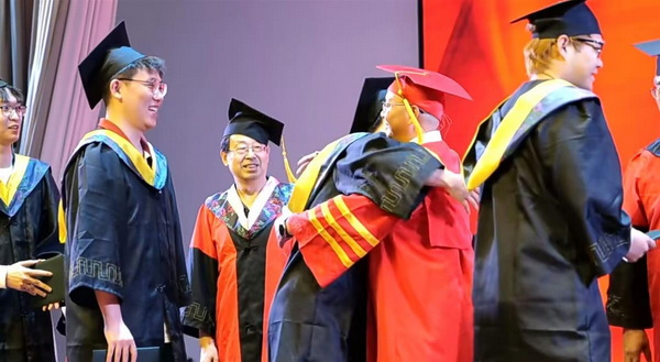 【极目新闻】大学校长送别毕业生:请把信念、本领和担当放入人生行囊 【极目新闻】大学校长送别毕业生:请把信念、本领和担当放入人生行囊