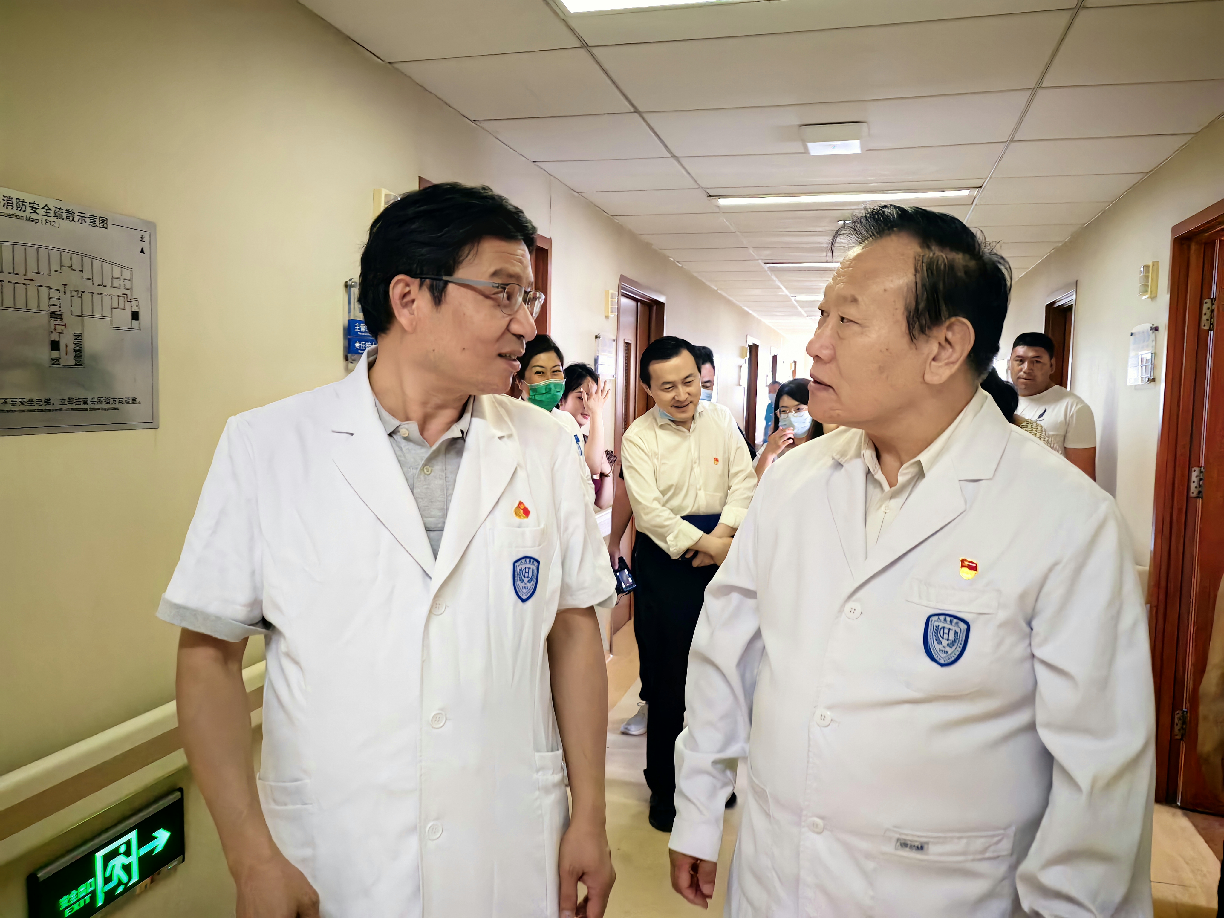 中国留学人才发展基金会理事长曹卫洲一行看望来京接受手术治疗的藏族同胞