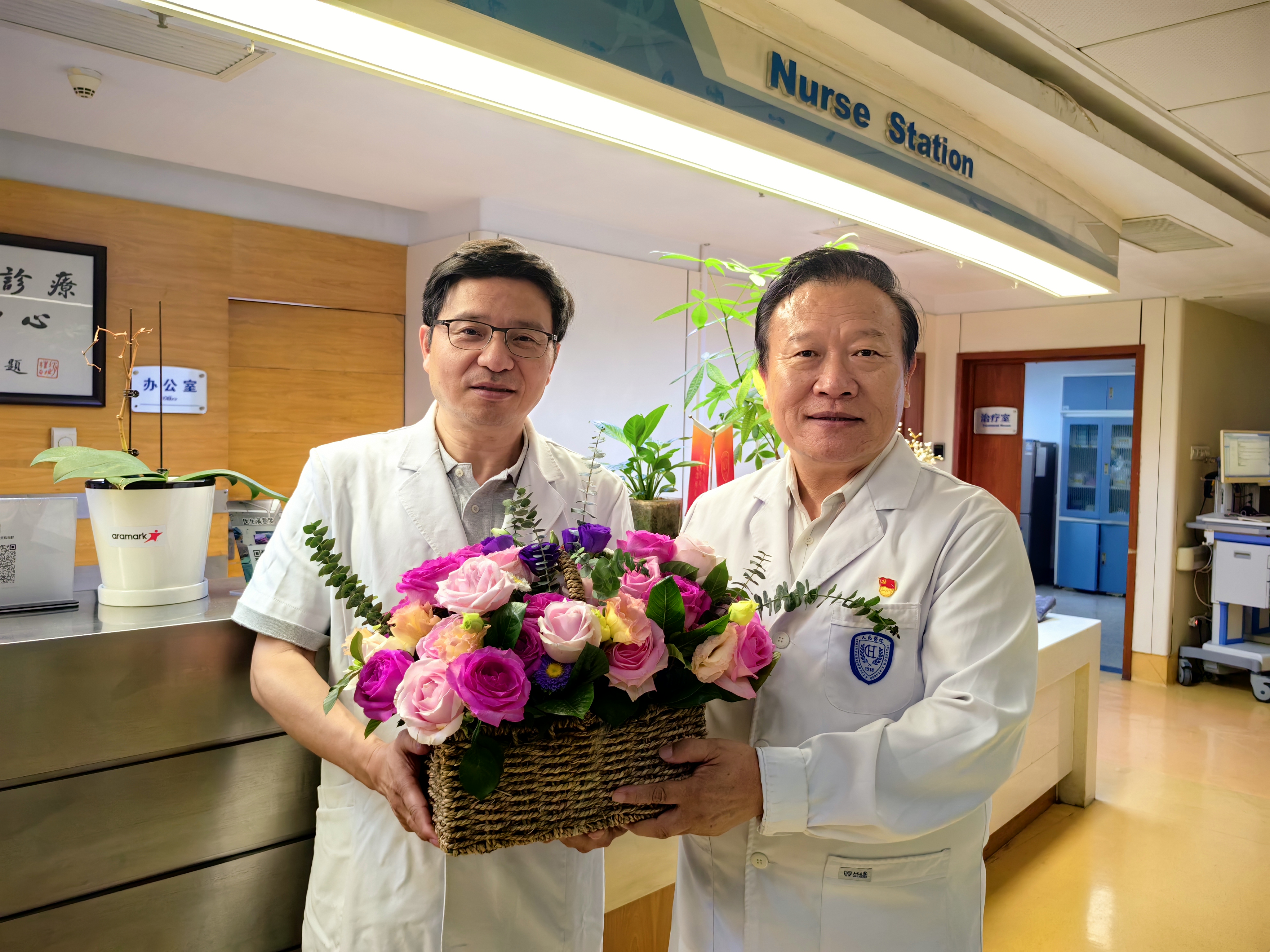 中国留学人才发展基金会理事长曹卫洲一行看望来京接受手术治疗的藏族同胞