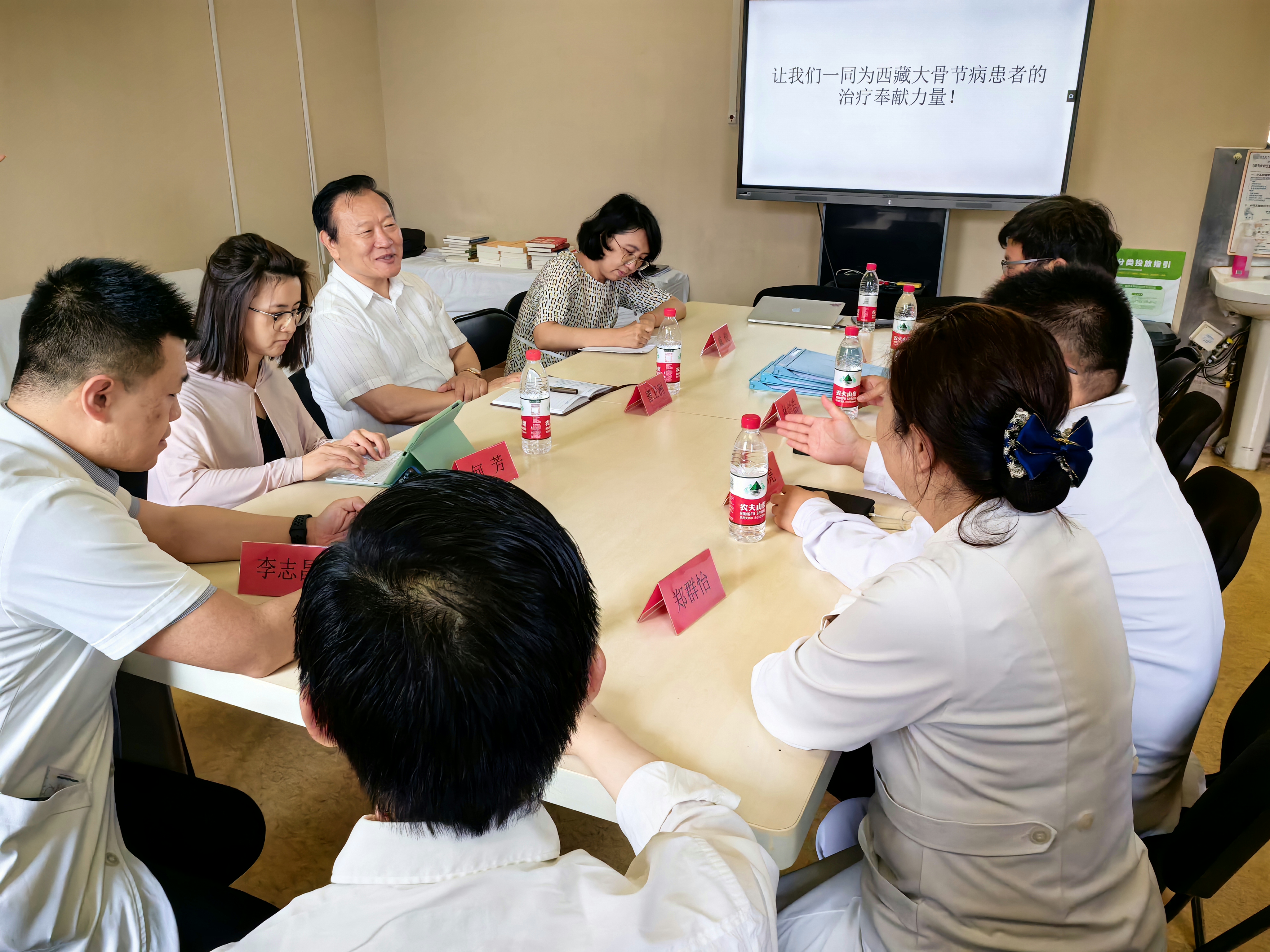 中国留学人才发展基金会理事长曹卫洲一行看望来京接受手术治疗的藏族同胞