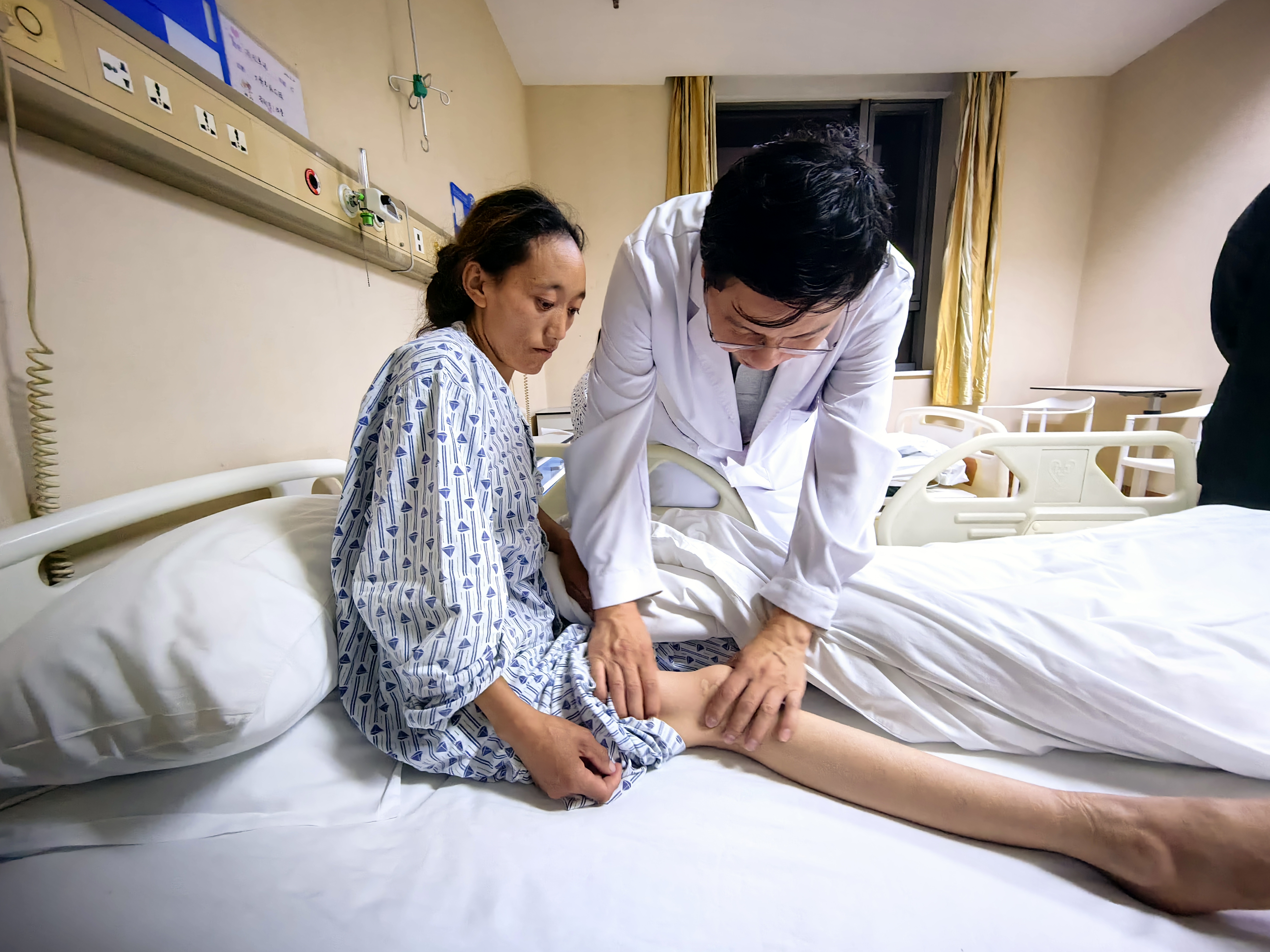 中国留学人才发展基金会理事长曹卫洲一行看望来京接受手术治疗的藏族同胞