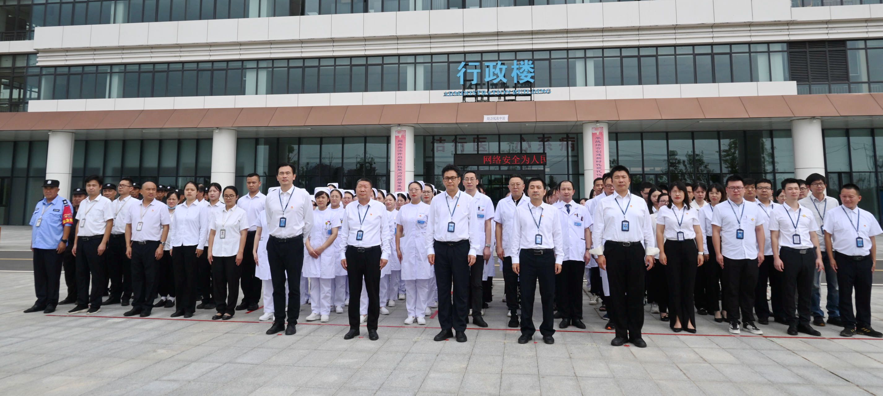 丹桂飘香迎国庆,拳拳深情献祖国武汉同济航天城医院举行迎国庆升旗仪式 丹桂飘香迎国庆,拳拳深情献祖国武汉同济航天城医院举行迎国庆升旗仪式