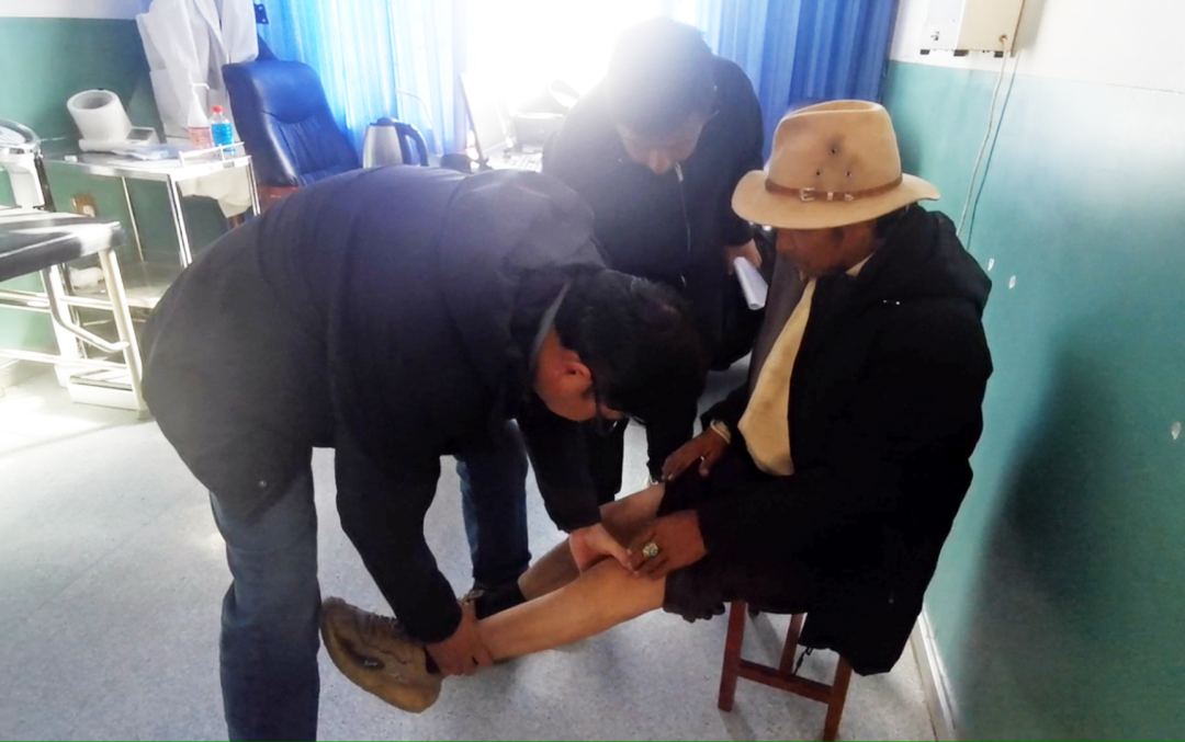 大骨节病公益项目专家团一行随访术后藏族患者 大骨节病公益项目专家团一行随访术后藏族患者