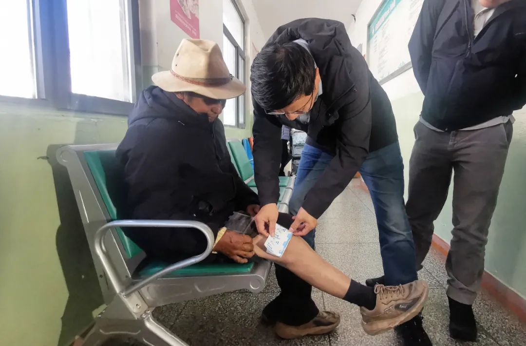 大骨节病公益项目专家团一行随访术后藏族患者 大骨节病公益项目专家团一行随访术后藏族患者