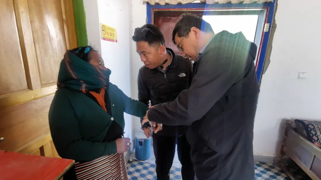 大骨节病公益项目专家团一行随访术后藏族患者 大骨节病公益项目专家团一行随访术后藏族患者