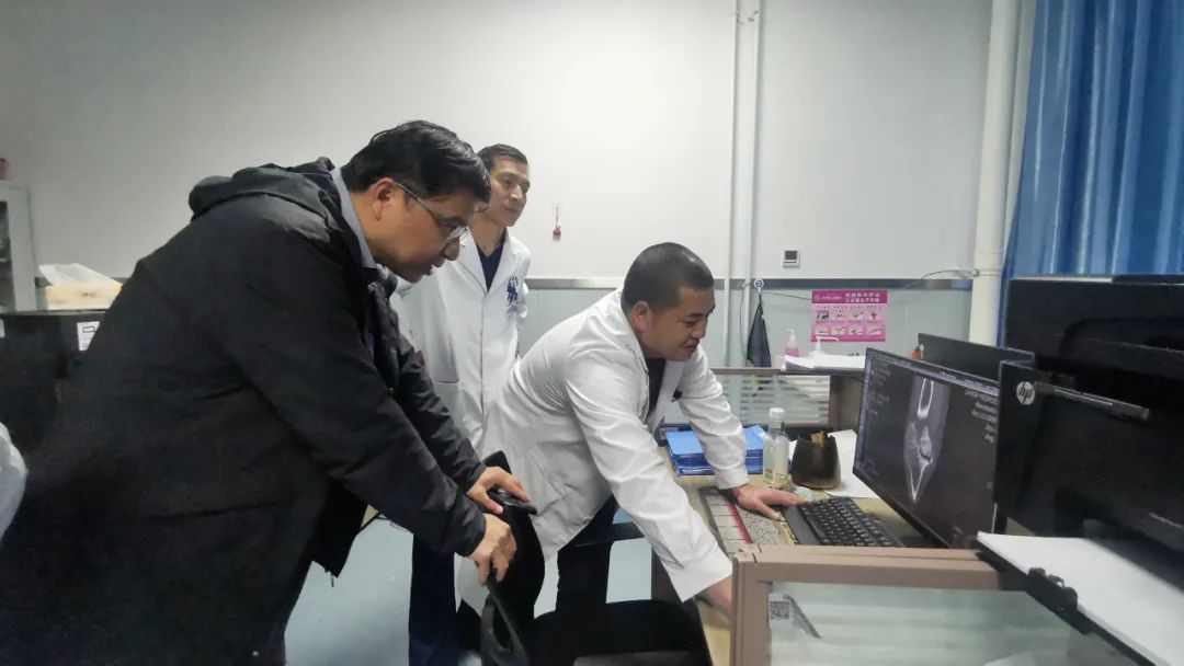 大骨节病公益项目专家团一行随访术后藏族患者 大骨节病公益项目专家团一行随访术后藏族患者