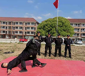 凭啥？员工都服他！
